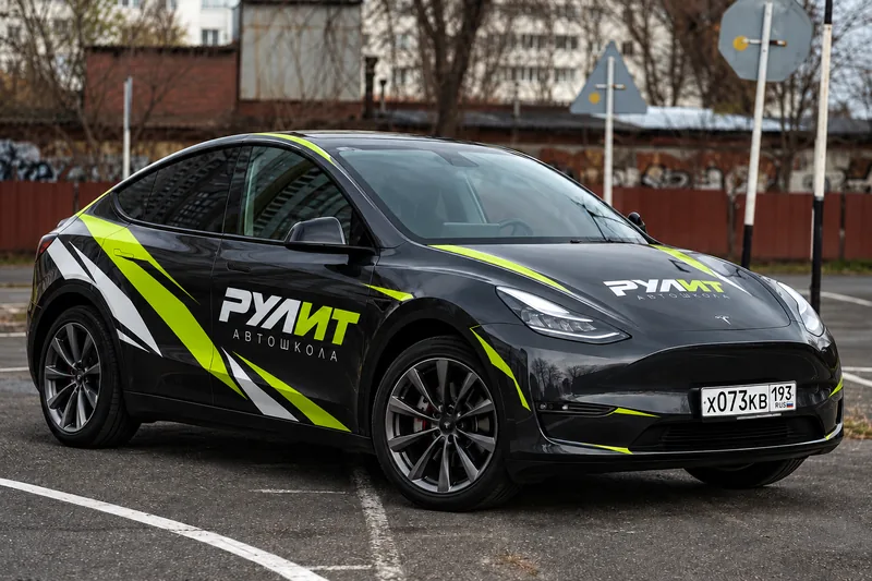 Tesla Model Y — учебный автомобиль автошколы «Рулит»